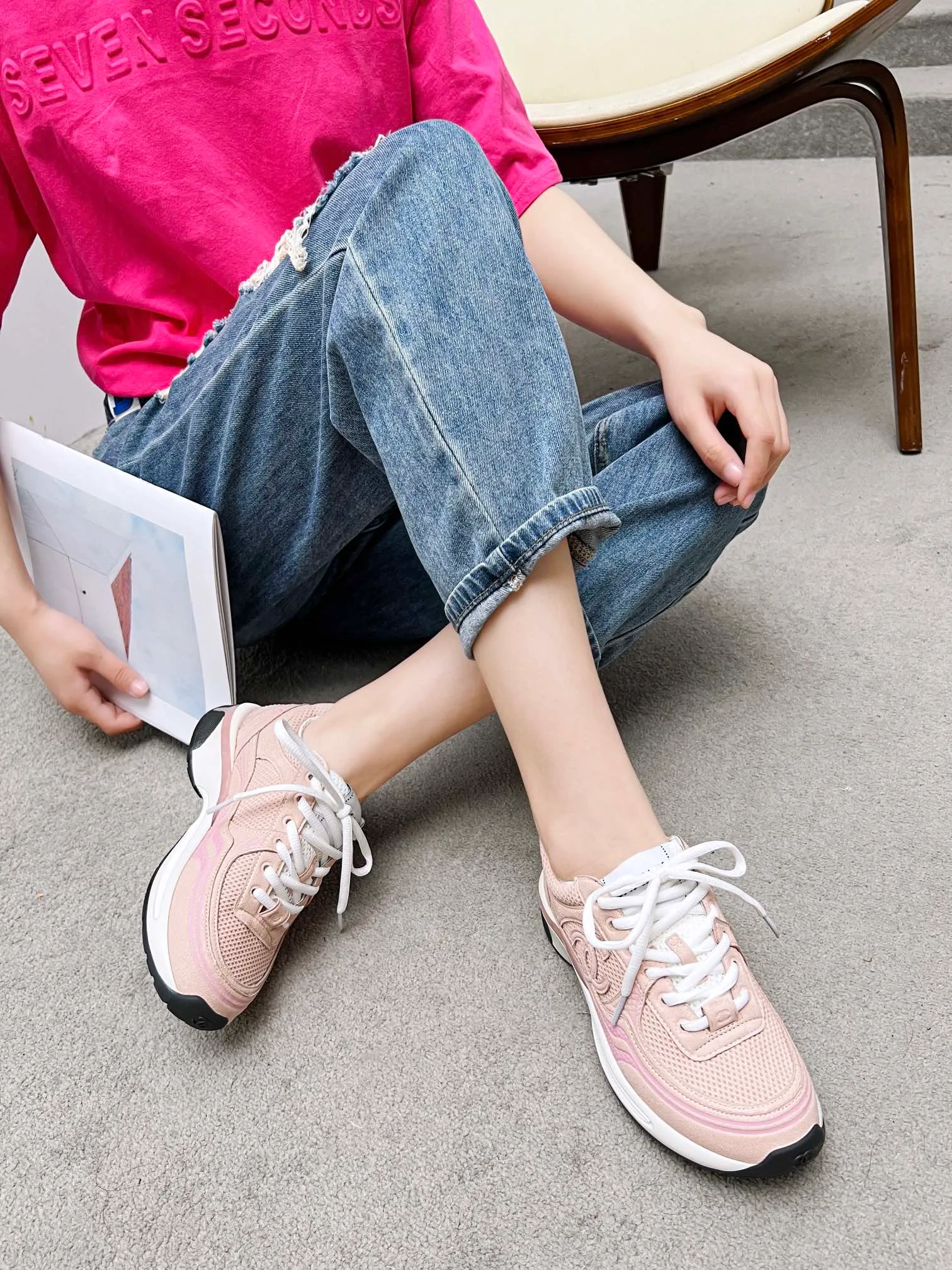 👟👟Ex-factory price 640👟👟 chanel Chanel 2024 early spring vacation series latest casual sports shoes silver white, gold white, silver gray, black and red! Incomparably beautiful and easy to wear, very light, the lining is also super soft, super comfortable, the upper is breathable, the color is high-end and durable, versatile. Upper: cowhide and cloth stitching. Inner: breathable mesh. Original foam combination outsole. Size: 35-40.